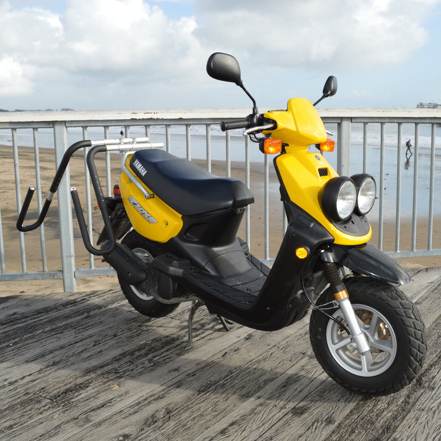 Moped scooter Surfboard and longboard Rack side mount