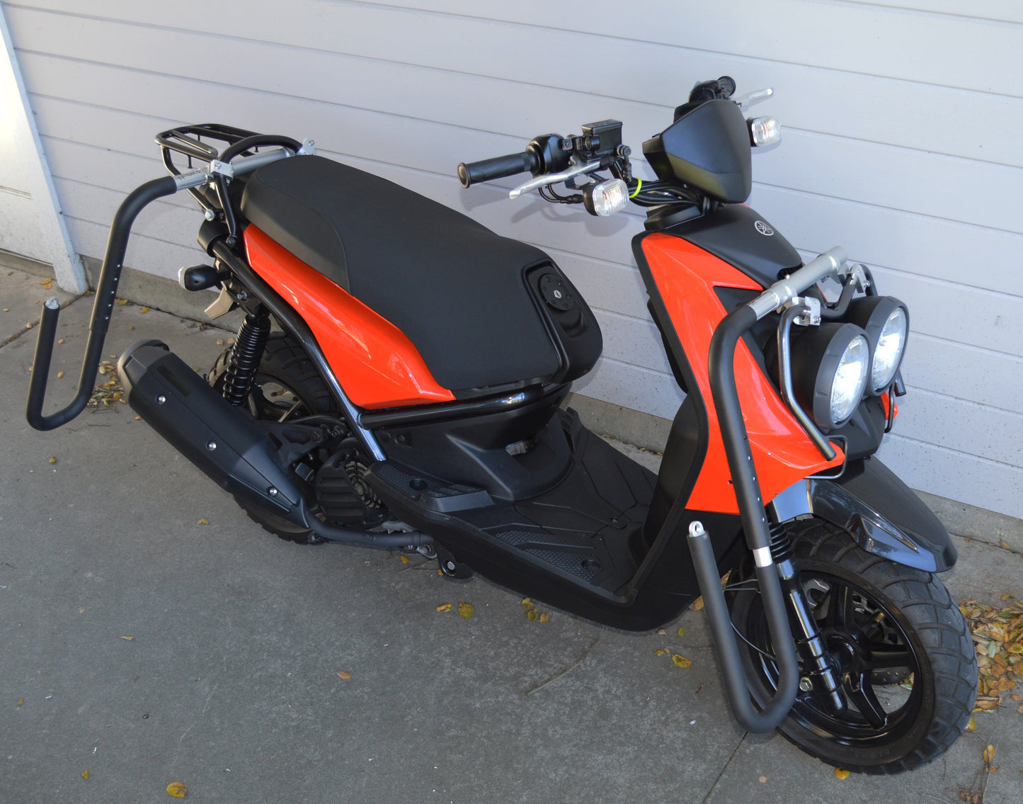 Moped scooter Surfboard and longboard Rack side mount