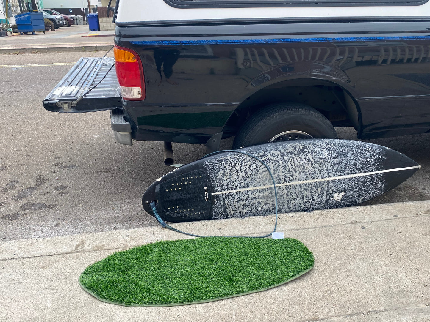 Turfboard - Surfboard shaped  grass Changing Mat